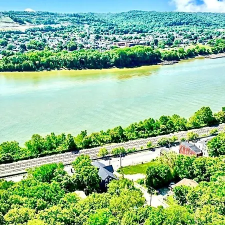 Spacious 4 Bedroom Overlooking River